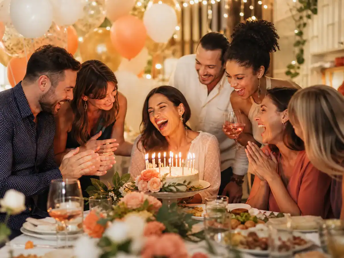 Amis célébrant un anniversaire dans une ambiance festive