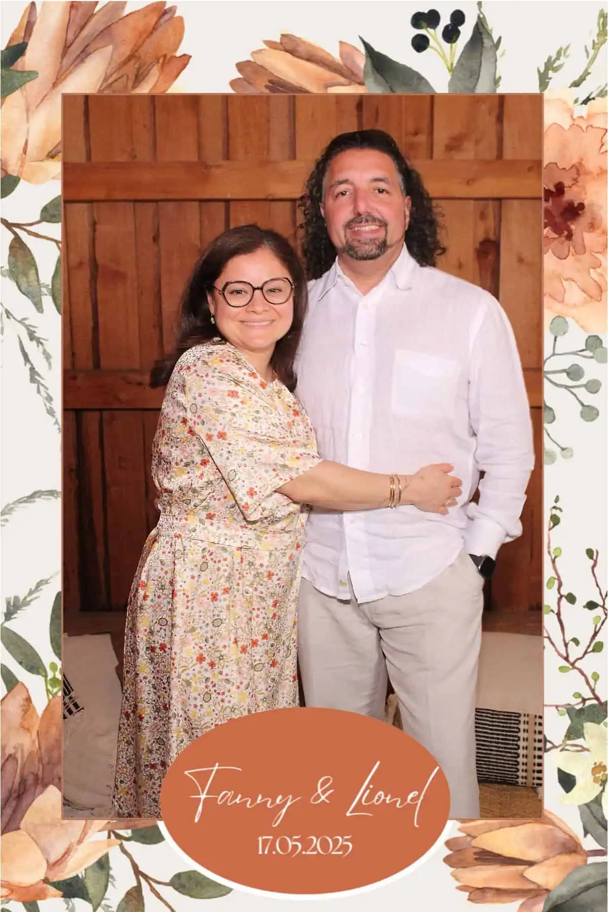 Photobooth mariage avec couple heureux lors d’un événement, entouré d’un décor floral, pour immortaliser les moments spéciaux lors d’un mariage en Suisse Romande ou Pays de Gex.