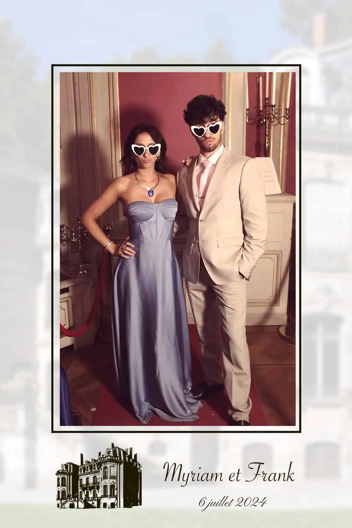 Photo de Myriam et Frank lors d’un mariage, portant des accessoires amusants, dans une ambiance sophistiquée et chaleureuse en Suisse Romande.