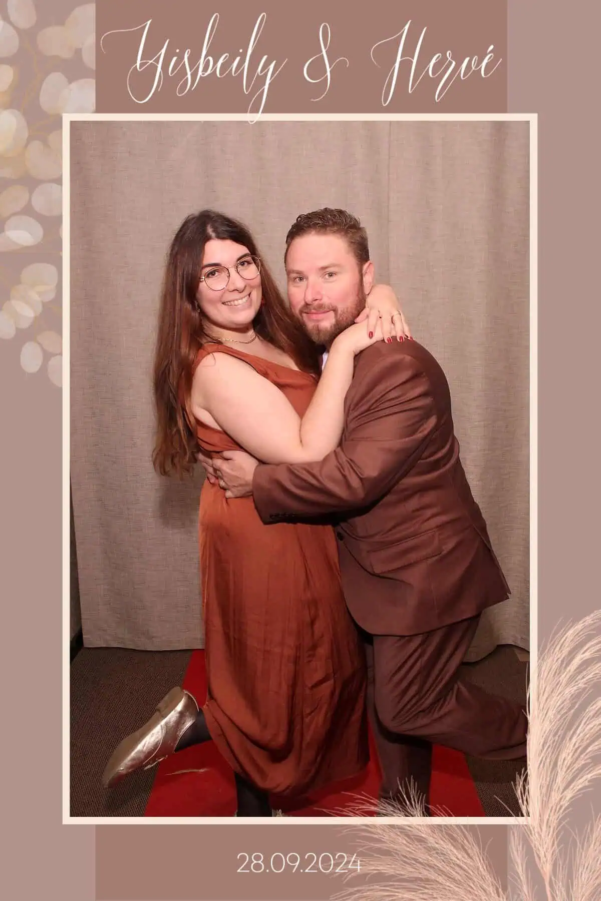Photo de couple lors d’un mariage avec décor élégant.