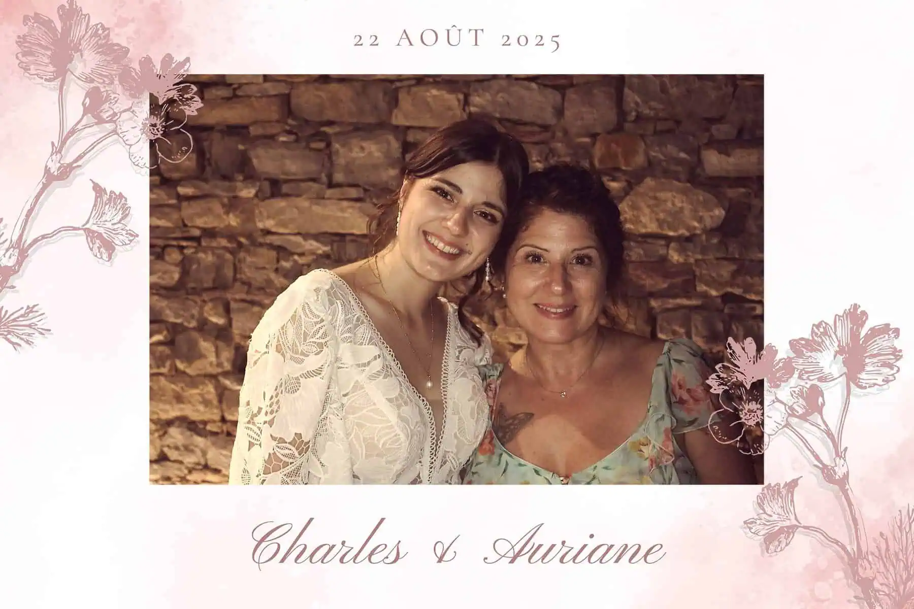 Sourires de deux femmes lors d’un mariage, avec un décor en pierre en arrière-plan, parfait pour une photo souvenir lors d’un événement nuptial en Suisse Romande ou Pays de Gex.