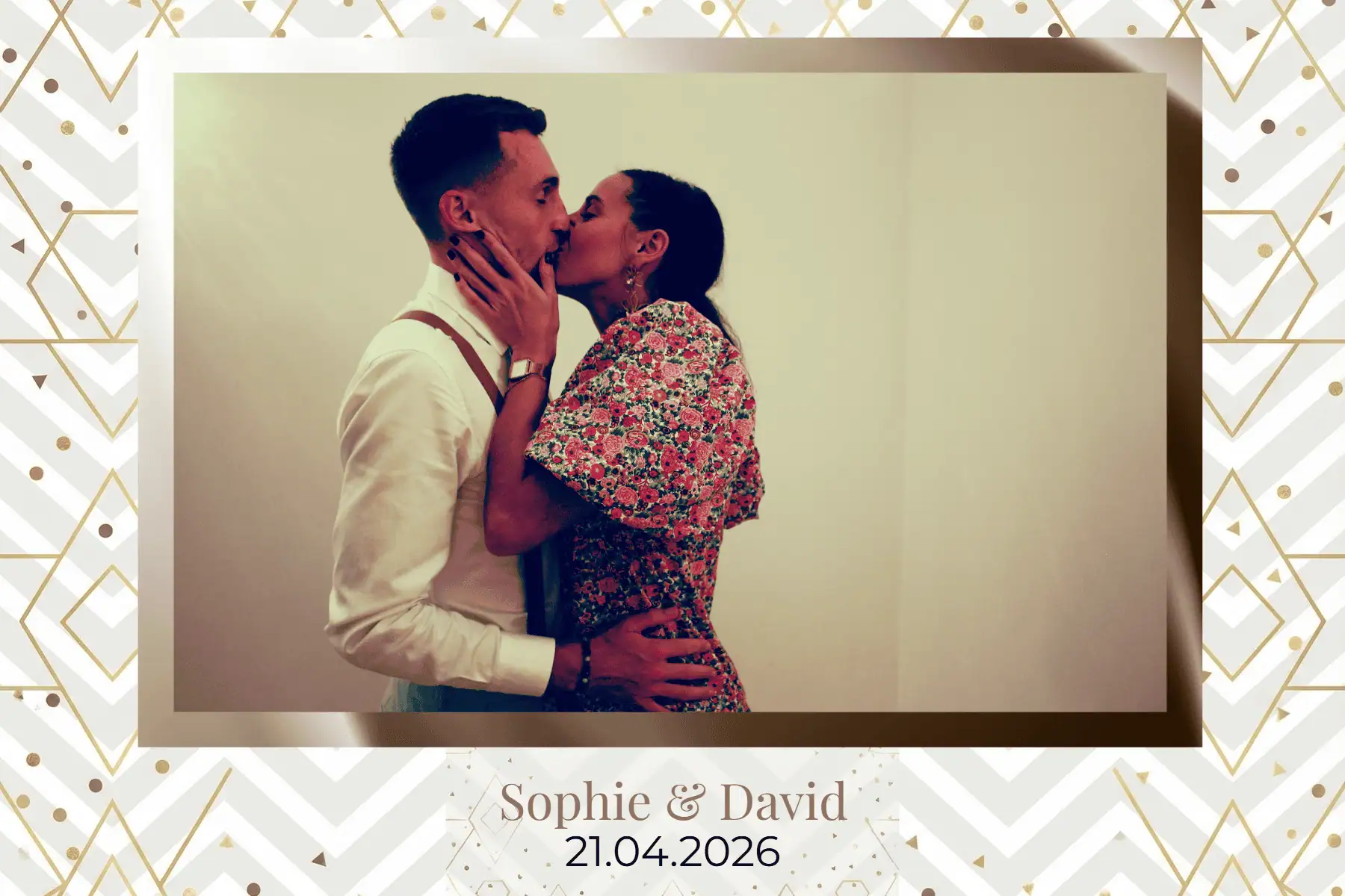 Photo de couple s'embrassant lors d'un mariage, avec leurs noms et la date de l'événement.