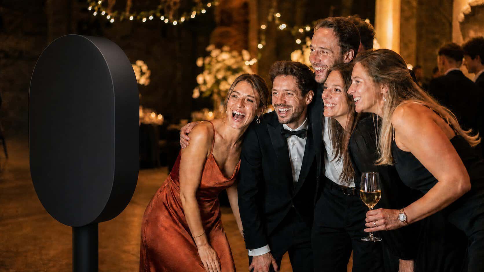 Invités posant devant un photobooth Vivabooth lors d’un événement
