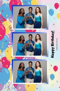 Variante format portrait 4x6, 3 photos et orientation paysage du design photobooth Blue Balloon Birthday Bokeh pour Miroir Magique