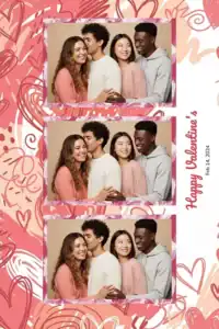 Variante format portrait 4x6, 3 photos et orientation paysage du design photobooth Playful Scribble Hearts pour Miroir Magique