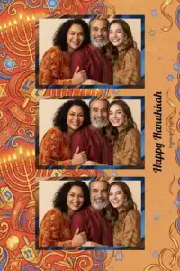 Variante format portrait 4x6, 3 photos et orientation paysage du design photobooth Blue Glitter Hanukkah Menorah pour Miroir Magique