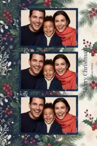 Variante format portrait 4x6, 3 photos et orientation paysage du design photobooth Red Berry Holly Christmas pour Miroir Magique