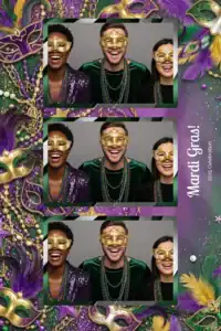 Variante format portrait 4x6, 3 photos et orientation paysage du design photobooth Green Gold Mardi Gras Sparkles pour Miroir Magique